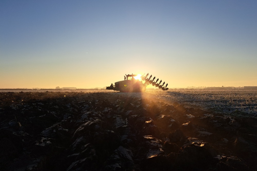 Bevroren grond ploegen met de John Deere 8385 RT